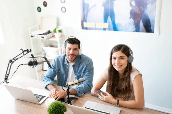 Porträt Zweier Freundlicher Lateinischer Cohosts Einem Podcast Die Zusammenarbeiten Und — Stockfoto