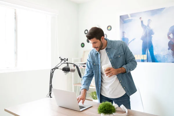 Announcer Radio Host Dressed Casual Doing Some Work Computer Radio — Stock Photo, Image