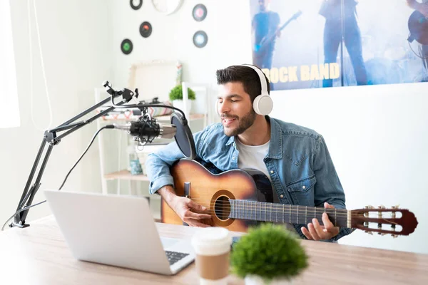 Gut Aussehender Künstler Singt Während Einer Live Show Und Podcast — Stockfoto