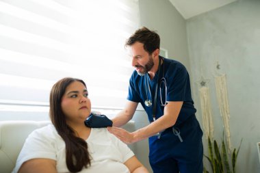 Dost canlısı doktor iyileşmekte olan bir hastayı evinde ziyaret ediyor, ameliyattan sonra omzuna sıcak bir kompres uyguluyor, ameliyat sonrası bakım ve ağrı kesici sağlıyor.