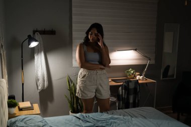 Bunalımlı bir kadın ilişkisinde sorunlar yaşıyor, geceleri yatakta uykusuzluk çekiyor.