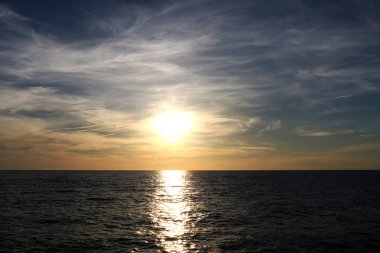 Günbatımı Baltık Denizi güzel bir gökyüzü arka plan ile. Palanga, Litvanya