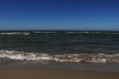 Güzel bir gökyüzü ile Baltık Denizi