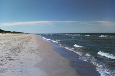 Palanga güneşli bir günde Baltık Denizi kıyısında kumsalda