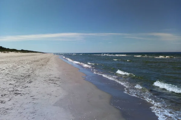 Palanga güneşli bir günde Baltık Denizi kıyısında kumsalda