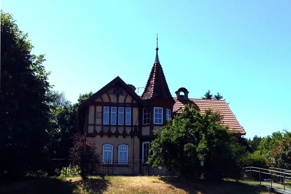 Beautiful house surrounded by greenery on a clear sunny day — Stock Photo, Image