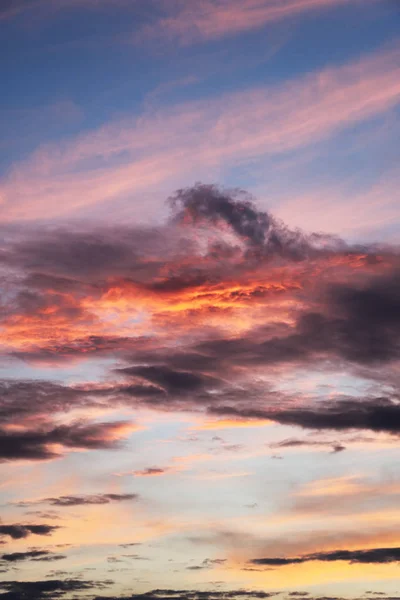 아름 다운 일몰 중 구름과 붉은 하늘. 텍스처와 여름에 푸른 하늘 배경. — 스톡 사진