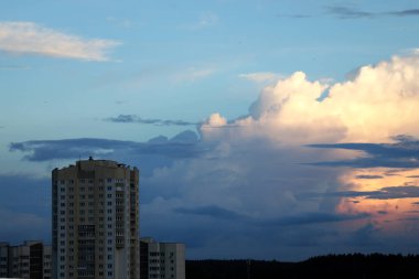 Gökyüzü bulutlar ve günbatımı ve gündoğumu sırasında güneş