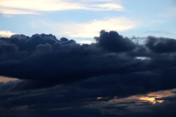 일몰 시 어두운 구름의 보기 — 스톡 사진