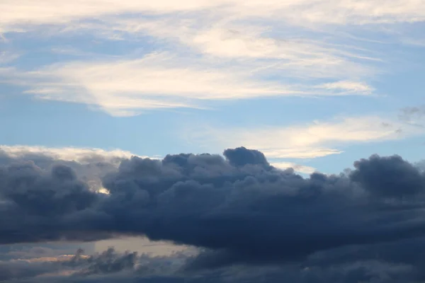 구름의 남쪽 프랑스에서 일몰 시의 — 스톡 사진