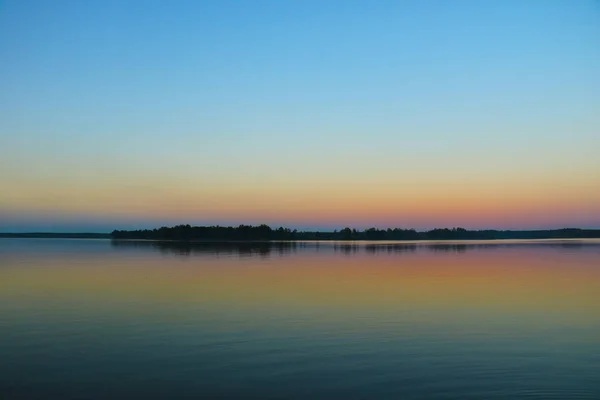 Hermosa puesta de sol junto al lago, puesta de sol, fondo —  Fotos de Stock