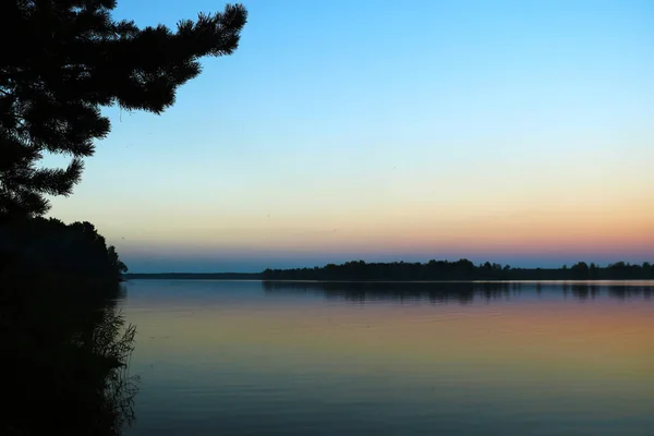 Krásný západ slunce v pozadí slunce, jezero, — Stock fotografie