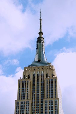 New York 'ta Manhattan 'da mavi gökyüzü bir arka planda büyük gökdelen, ABD