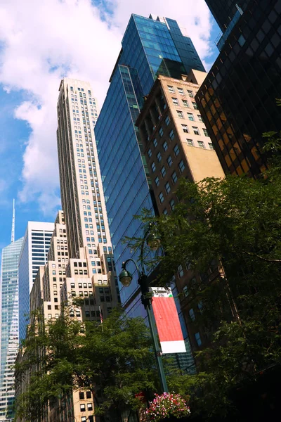 Gün gökdelenler ve mavi gökyüzü ile New York City Manhattan Merkezi.