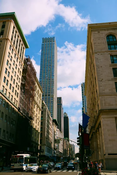 Uzun gökdelenler ile gün New York 'ta sokak