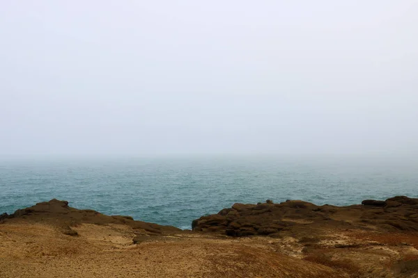 Côte Pacifique rocheuse du nord de la Californie par un matin brumeux — Photo