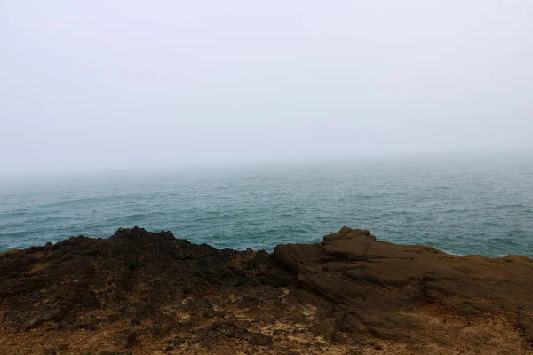 Piękne wybrzeże Pacyfiku w mglisty poranek, California. Stany Zjednoczone Ameryki — Zdjęcie stockowe