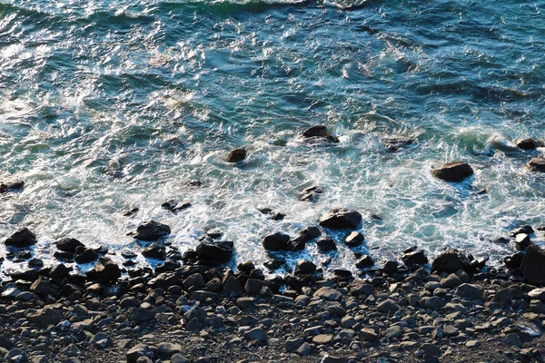 Latar Belakang Lanskap Laut Air Dengan Gelombang Dan Batu Pemandangan — Stok Foto