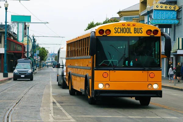 Mooie Bus Van School Voorgrond Een Bewolkte Dag — Stockfoto