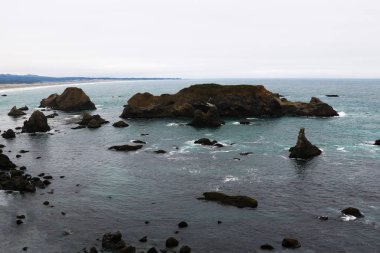 Pasifik Okyanusu kayalık sahil yüksekliğini görünümünden.