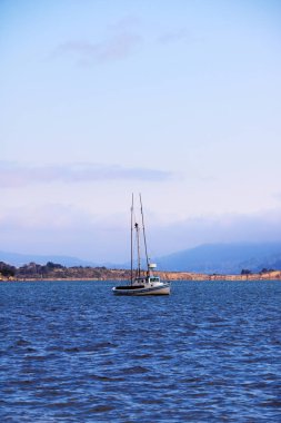 Pasifik Okyanusu sularında teknede güzel bir gökyüzü ve dağlar arka plan görünümünü.