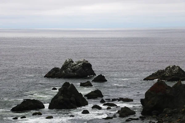 Kayalık Bir Bulutlu Sabah Tarihinde Pasifik Okyanusu Kıyısında — Stok fotoğraf