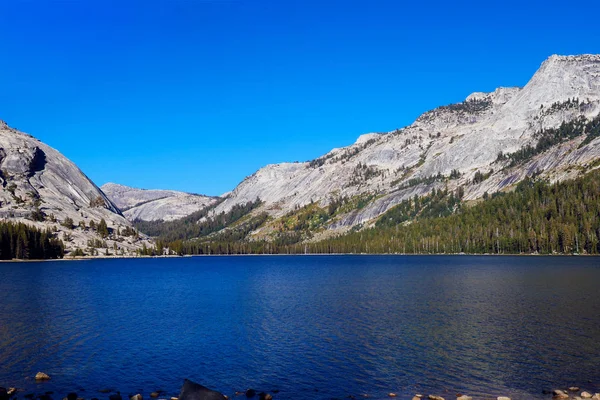Lago Blu Sullo Sfondo Splendide Montagne Cielo Blu — Foto Stock