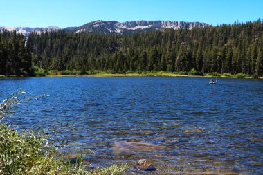 Sakin göl Tioga. Mamut tepe ve Kunası Crest Kuzey Kanyon buzul dışında oldukça uzak görünüyordu.
