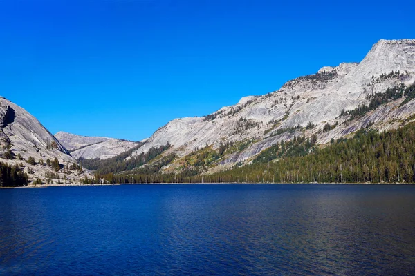 Lago Con Acqua Limpida Circondato Montagne Sotto Cielo Blu Sole — Foto Stock