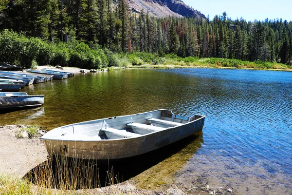 Barca Pesca Attraccata Lago Calmo Paesaggi Sogno — Foto Stock