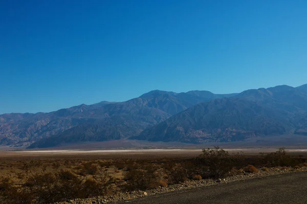 Estrada Através Parque Nacional Vale Morte Com Montanhas Panamint Fundo — Fotografia de Stock