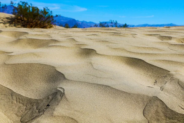 Sand Dunes Background Mountains Blue Sky — Stock Photo, Image