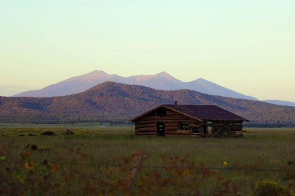 Ancienne Maison Abandonnée Sur Fond Montagnes — Photo