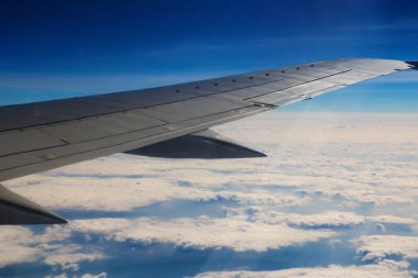 Uçağın kanadını ve pencerenin dışını görmek