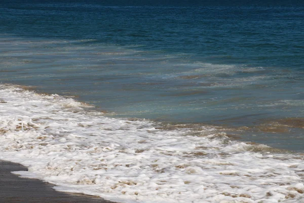 Olas Gran Alcance Rollo Mueven Con Energía Playa Forma Spray — Foto de Stock