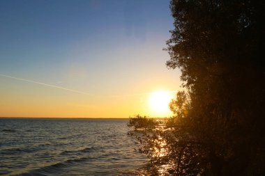 Chiem Chiemsee Gölü, Bavyera, Almanya 'da güzel bir gün batımı