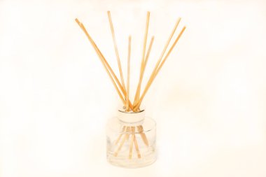 Hava tazeleyici şişe ve tahta çubuklar beyaz arka planda izole edilmiş.