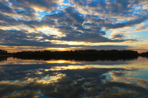 Pôr Sol Cena Sobre Superfície Água Lago — Fotografia de Stock