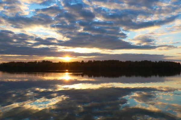 Odraz Jezera Při Západu Slunce Modrou Oblohou — Stock fotografie