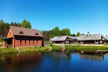 Güzel bir ahşap evin köyün görünümü