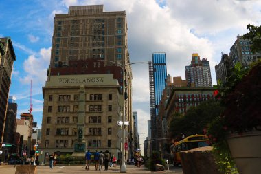 New York City - 25 Ağustos 2018: Bina, şimdi yeniden adlandırılan Porcelanosa Binası, Broadway ve 5th Avenue 25 Caddesi kavşağında Commodore ölçütü görünümünü. New York gökdelen