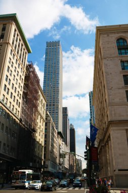 New York - 25 Ağustos 2018: Skyline New York sokak seviyesinden