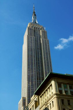 New York - 25 Ağustos 2018: Landmark Empire State ve çevredeki binalara 13 Eylül 2012 gecesi Manhattan şehir merkezinin içinde. 1031 tamamlanmış, bu tarihi 102 katlı gökdelendir