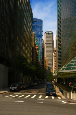 Güzel yaz gününde New York şehrinin binalar
