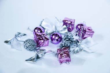 Beyaz arka planda Noel ve Yeni Yıl oyuncakları ve dekorasyonları