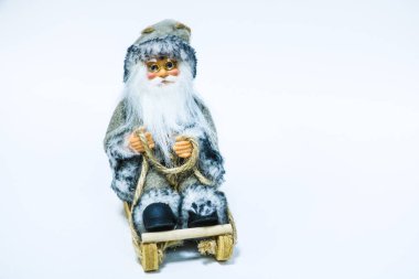 Noel baba bebek oyuncak beyaz arka plan üzerinde izole. Beyaz arka plan üzerinde şirin oyuncak Noel Baba. Noel baba bebek