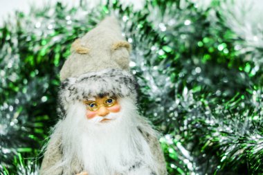 Mutlu Noel Baba Bebeği Noel zamanı. Renkli bir arka plan.