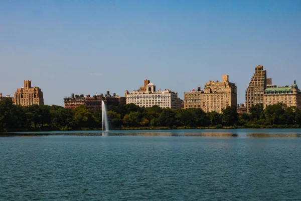 Gran Lago Parque Central Con Cielo Azul Nublado Manhattan Nueva — Foto de Stock