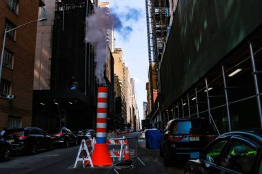 New York, Amerika Birleşik Devletleri - 30 Ağustos 2018: Düşük açılı görünüş Buhar yığını bölge New York şehir merkezinde sistem Isıtma Havalandırma için dışarı geliyor