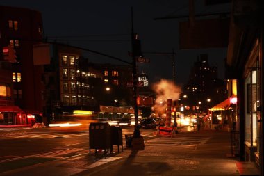 New York, Amerika Birleşik Devletleri - 30 Ağustos 2018: Times Meydanı'na uzaktan parlak ışıklar görünümünü. Times Square parlak reklam panoları ve reklamlar ile Manhattan şehir merkezinin içinde ünlü bir dönüm noktası olduğunu